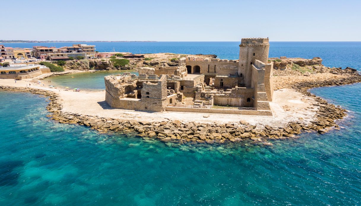 La particolare Isola di Capo Rizzuto con il Castello Aragonese