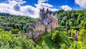 Nel cuore della foresta, il Castello di Eltz sfida i secoli