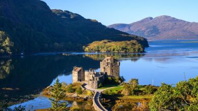 Eilean Donan, il castello fiabesco incastonato tra tre laghi e montagne senza paragoni