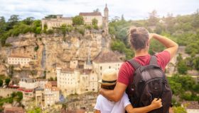 La Francia dice no agli hotel per soli adulti: il dibattito sulle vacanze child-free