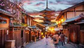 Giappone, prezzi più alti per i turisti: la scelta che fa discutere