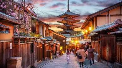 Giappone, prezzi più alti per i turisti: la scelta che fa discutere