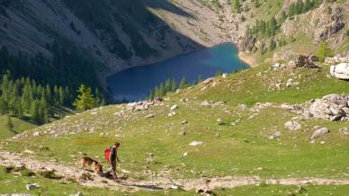 Escursione al Lago Visaisa in Valle Maira, il laghetto alpino circondato da prati e vette