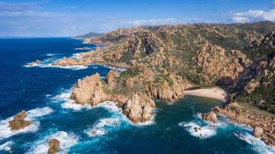 Spiaggia Li Cossi, un angolo segreto e scenografico della Sardegna
