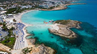 Nissi Beach a Cipro, dove il mare diventa magia e la sabbia incanta