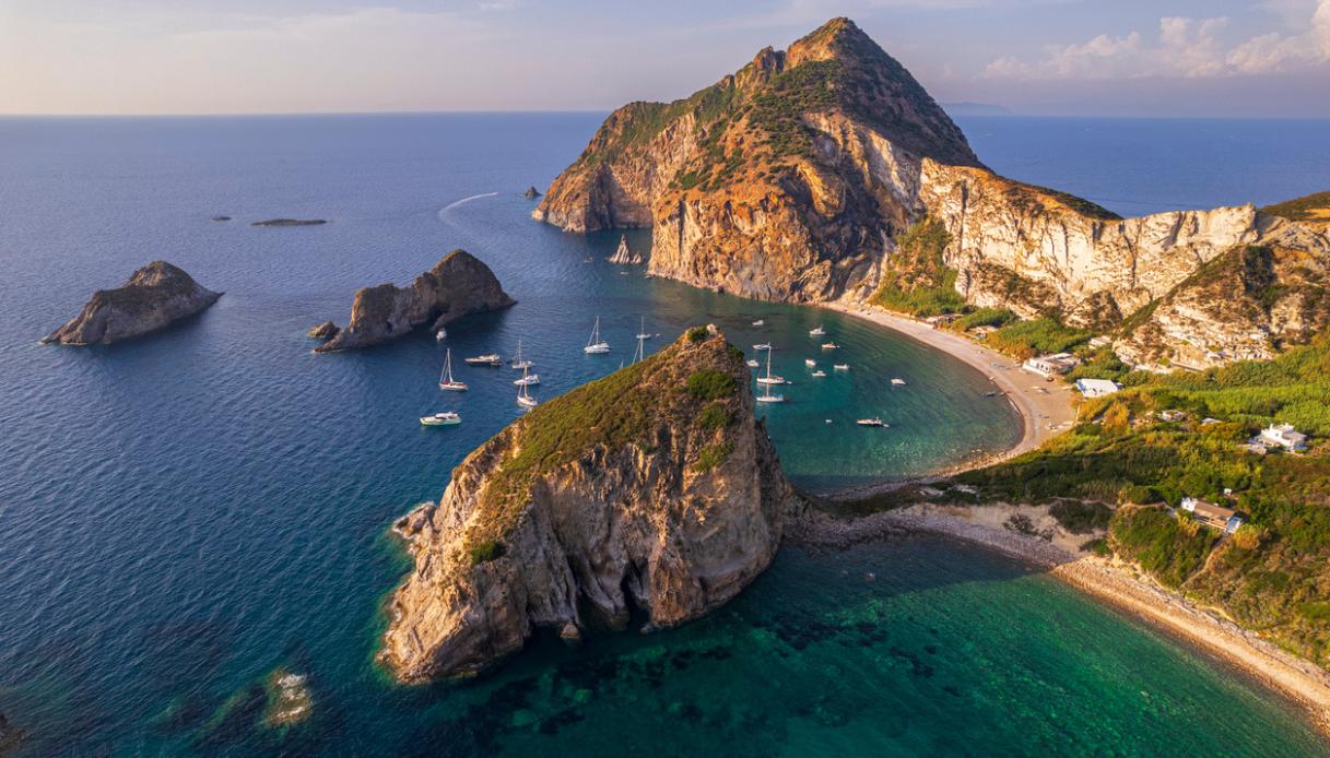 https://siviaggia.it/wp-content/uploads/sites/2/2025/08/Palmarola.jpg