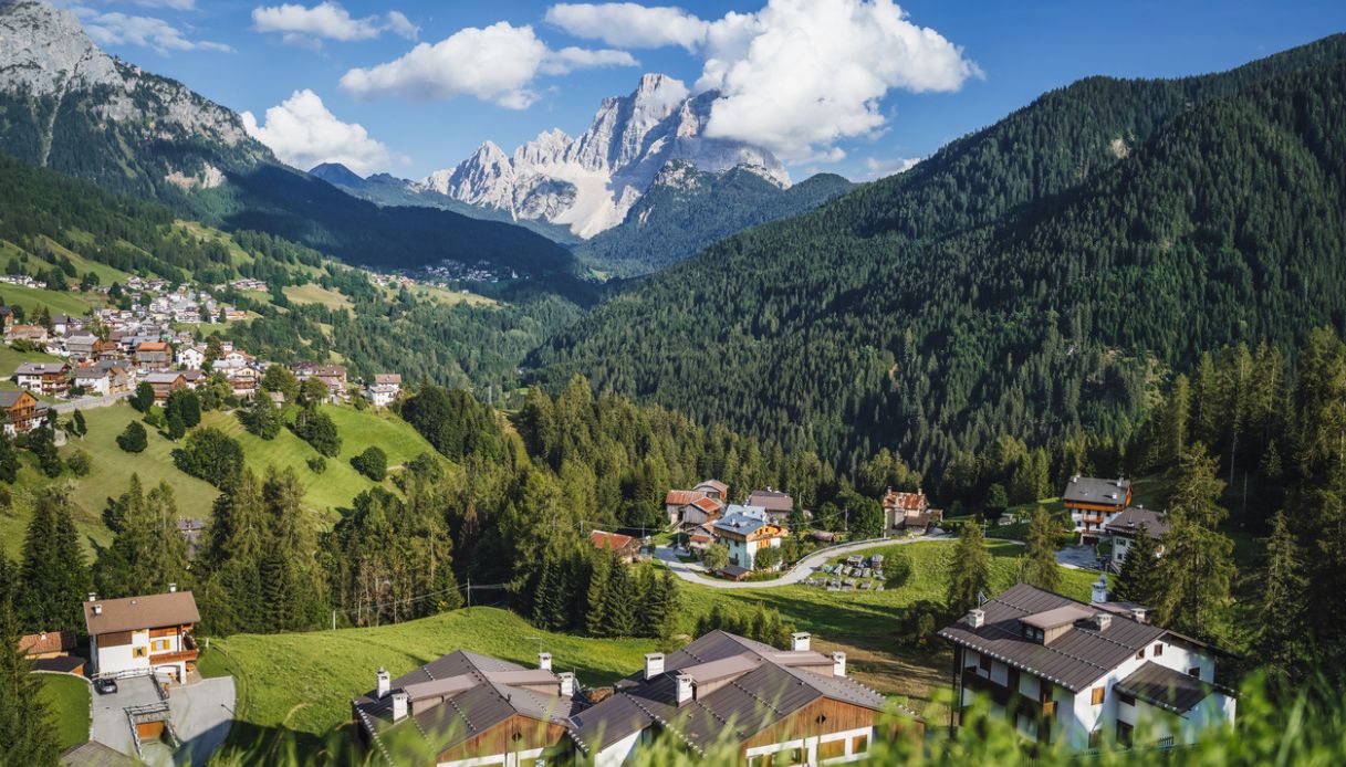 Piccolo villaggio di Pian vicino a Selva di Cadore e splendida vista sulle montagne