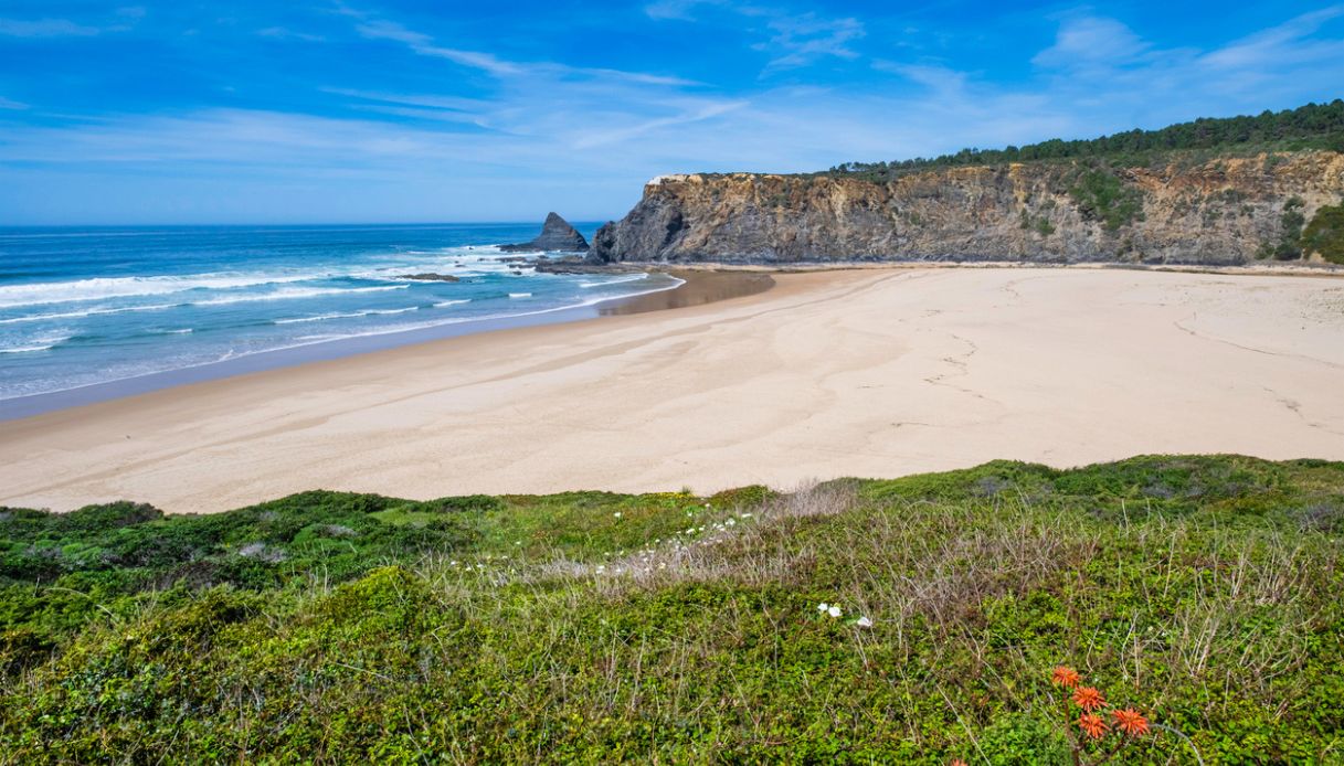 https://siviaggia.it/wp-content/uploads/sites/2/2025/08/Praia-de-Odeceixe.jpg