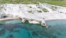 La “Scala dei Turchi” della Grecia: Sarakiniko, il paesaggio lunare di Milos