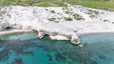 La “Scala dei Turchi” della Grecia: Sarakiniko, il paesaggio lunare di Milos