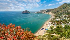 Dove il mare incontra il vulcano: il fascino della Spiaggia dei Maronti
