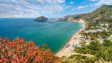 Dove il mare incontra il vulcano: il fascino della Spiaggia dei Maronti