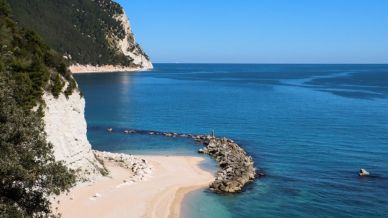Al Conero le spiagge di sabbia per bambini sono un’oasi dove rilassarsi in vacanza
