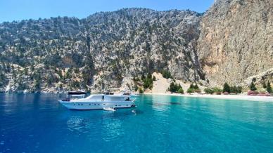 Symi (in Grecia) e le sue spiagge: natura selvaggia e acque trasparenti