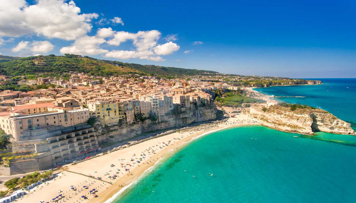 https://siviaggia.it/wp-content/uploads/sites/2/2025/08/Tropea.jpg