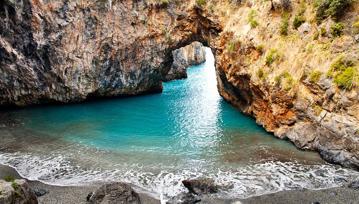Lo spettacolare Arcomagno a San Nicola Arcella