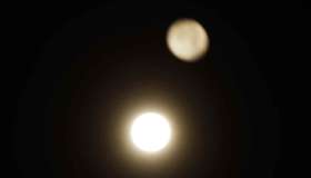 Lo spettacolo d’amore va in scena nei nostri cieli: il bacio tra la Luna e Marte