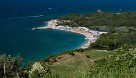 Portonovo, la baia dove il silenzio del Conero incontra il respiro del mare