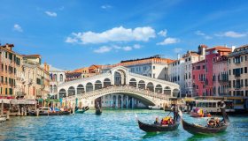 Veneziani protestano contro le gondole low cost: da servizio locale a fenomeno virale