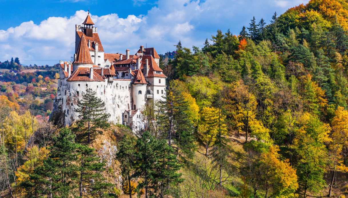 https://siviaggia.it/wp-content/uploads/sites/2/2025/08/castello-bran-ryanair.jpg