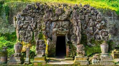 Goa Gajah, circondata da acque sacre che custodiscono segreti millenari