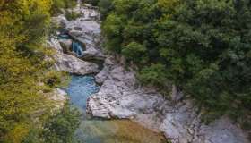 Dove l’acqua scolpisce la meraviglia: scopri la magia della Gola del Burano a Cagli