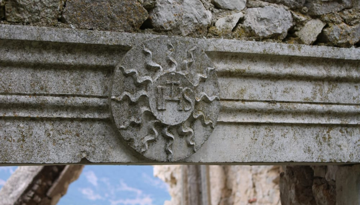dettaglio incisione castello ocre abruzzo