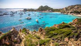 Emergenza a La Maddalena: sanzioni irrisorie e pochi controlli, l’arcipelago soffocato dal turismo nautico