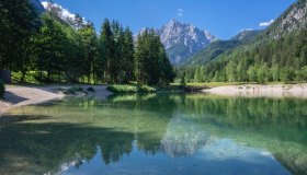 Lago Jasna, lo specchio d’acqua alpino che cambia colore con la luce
