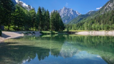 Lago Jasna, lo specchio d’acqua alpino che cambia colore con la luce