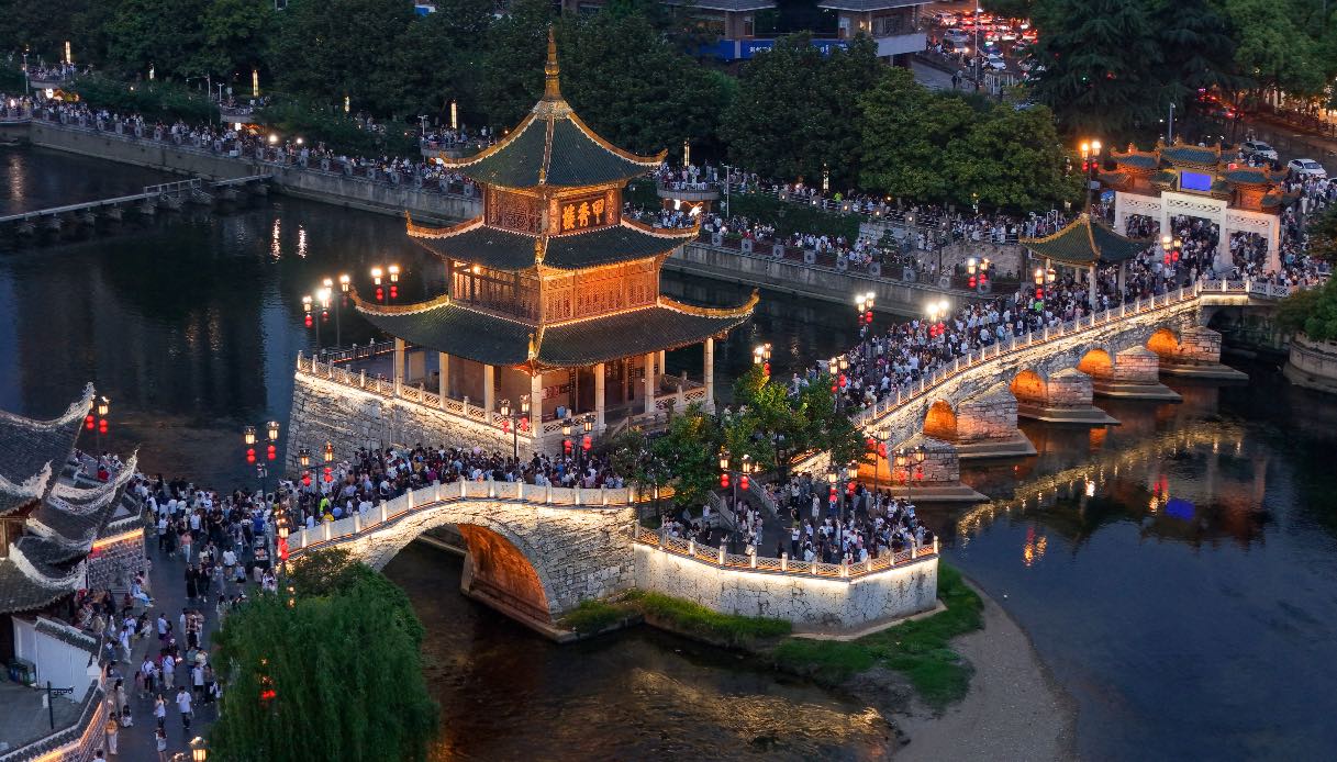 https://siviaggia.it/wp-content/uploads/sites/2/2025/08/overtourism.jpg