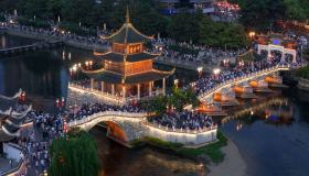 Guiyang sotto assedio, canoe bloccate e ponti affollati: il lato estremo dell’overtourism in Cina