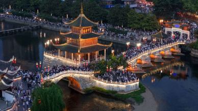 Guiyang sotto assedio, canoe bloccate e ponti affollati: il lato estremo dell’overtourism in Cina