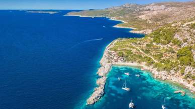 Tra scogli e acque cristalline: la poesia della spiaggia di Zaraće