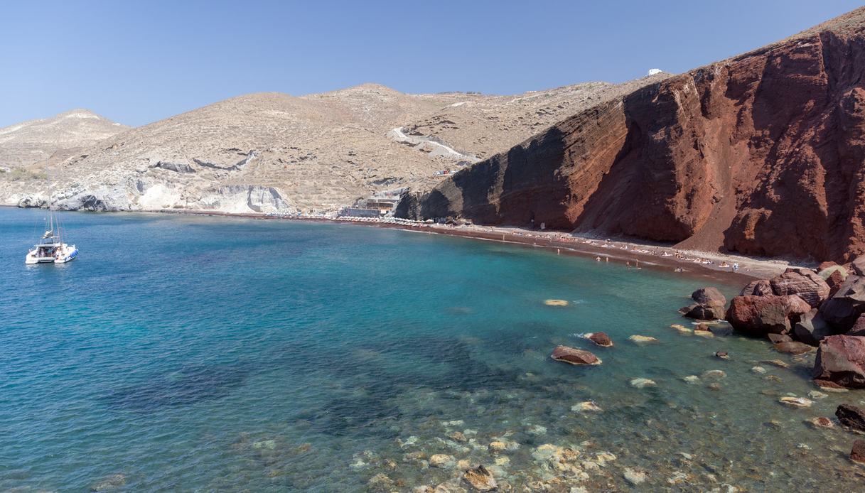 La spiaggia rossa di Santorini in Grecia