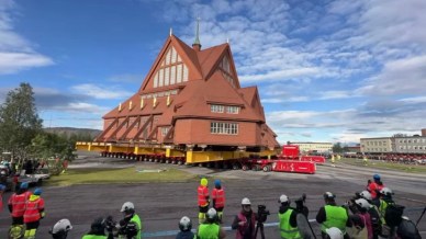 La chiesa di Kiruna, in Svezia, parte per un viaggio storico attraverso la città