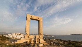 Vandalismo sull’isola di Naxos: turisti danneggiano un tempio antico