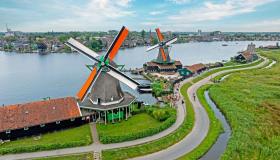 I mulini a vento di Zaanse Schans travolti dai turisti: scatta il ticket d’ingresso