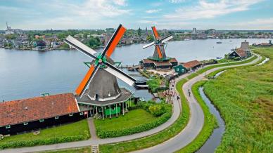 I mulini a vento di Zaanse Schans travolti dai turisti: scatta il ticket d’ingresso