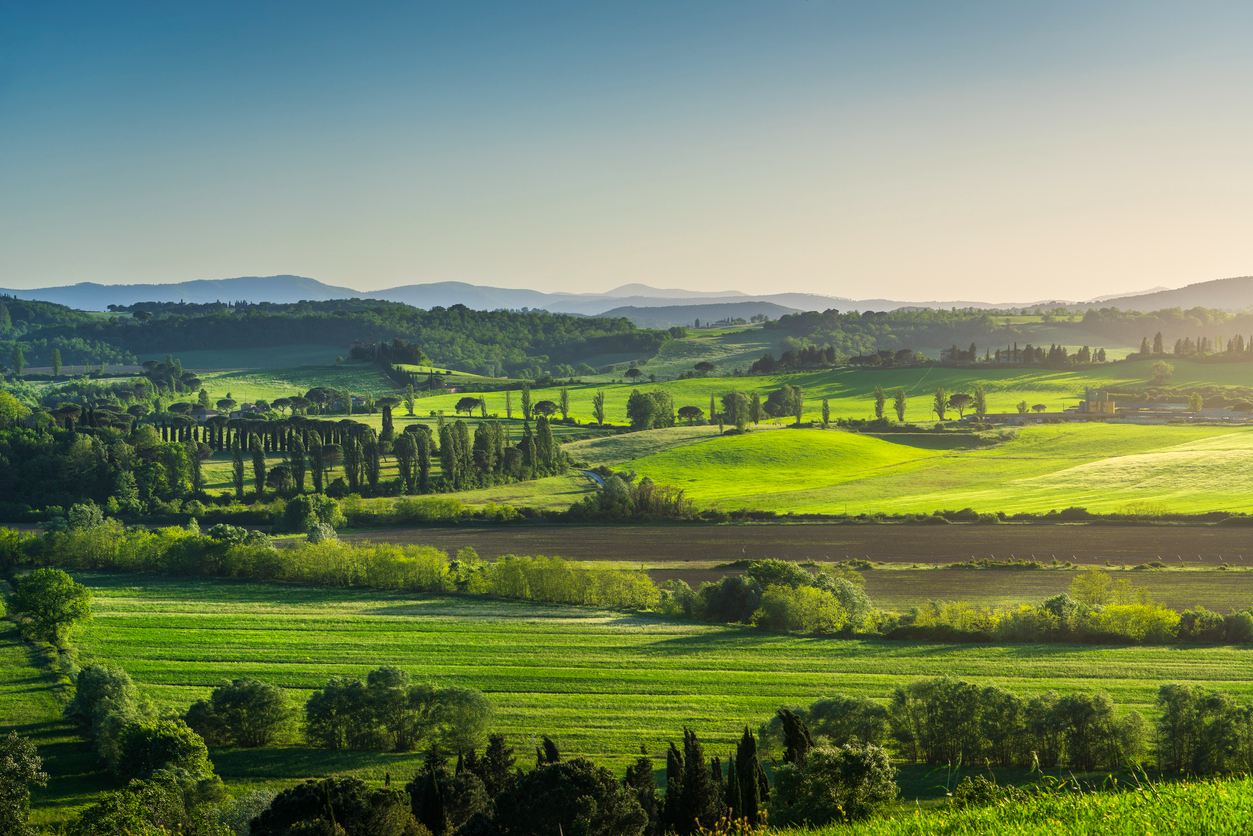 Il paesaggio di Buonconvento, borgo toscano attraversato dall'Espresso Siena