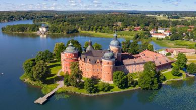 Il Castello di Gripsholm incanta con le atmosfere da fiaba e il suo enigmatico leone
