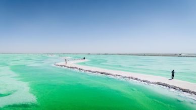 Il meraviglioso lago smeraldo, una delle attrazioni top della Cina