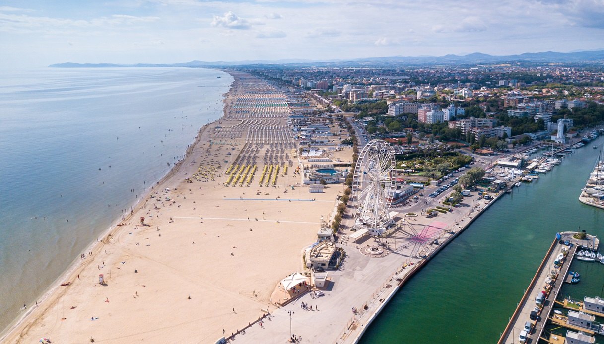 A Rimini torna l'iconica altalena sul mare: il simbolo della Riviera Romagnola compie 10 anni