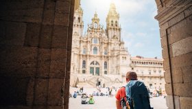 Santiago de Compostela in preda all’overtourism: quando i pellegrini soffocano la città