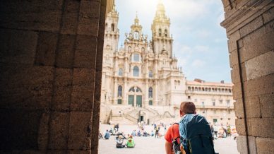Santiago de Compostela in preda all’overtourism: quando i pellegrini soffocano la città