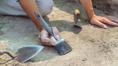Scoperto in Francia il laboratorio di gioielli in conchiglia più antico d’Europa: risale a 42.000 anni fa