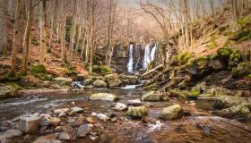 Le cascate d’autunno più spettacolari d’Italia, lontano dalla folla
