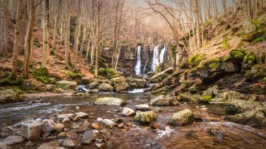 Le cascate d’autunno più spettacolari d’Italia, lontano dalla folla