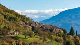 Canale di Tenno, un borgo sospeso tra acque tranquille e atmosfere senza tempo