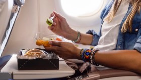 Ecco perché il cibo in aereo sembra meno saporito